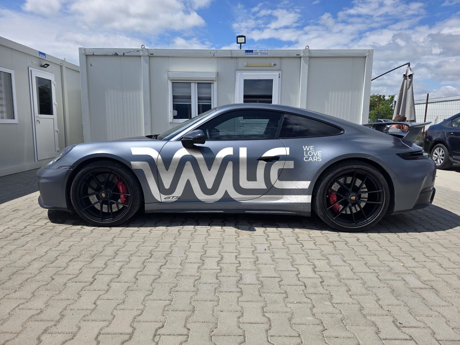 Porsche 911 colantat cu simbolul WLC
